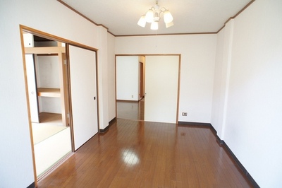 Living and room. Flooring of Western-style!