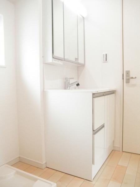 Wash basin, toilet. Wash basin