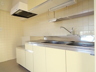 Kitchen. It is the work space to spread to 2 sink.