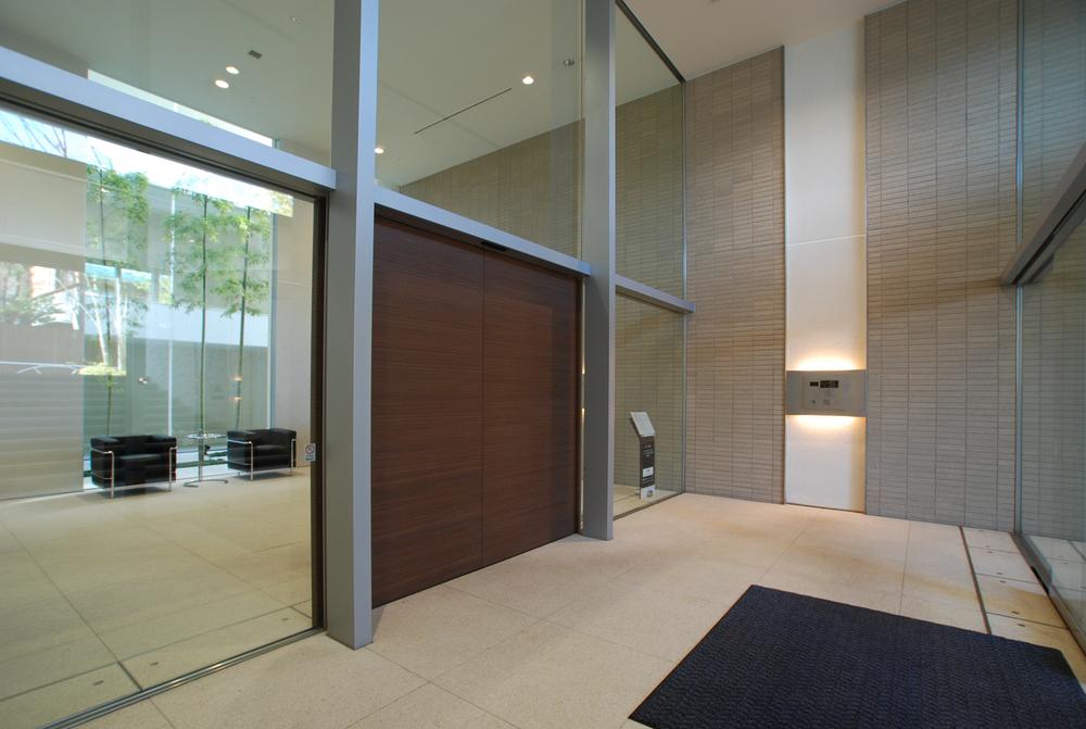 Entrance. Common areas