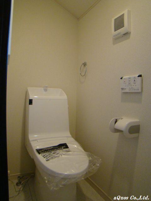 Toilet. Indoor (11 May 2013) Shooting