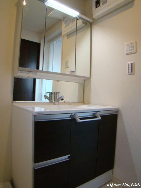 Wash basin, toilet. Indoor (11 May 2013) Shooting