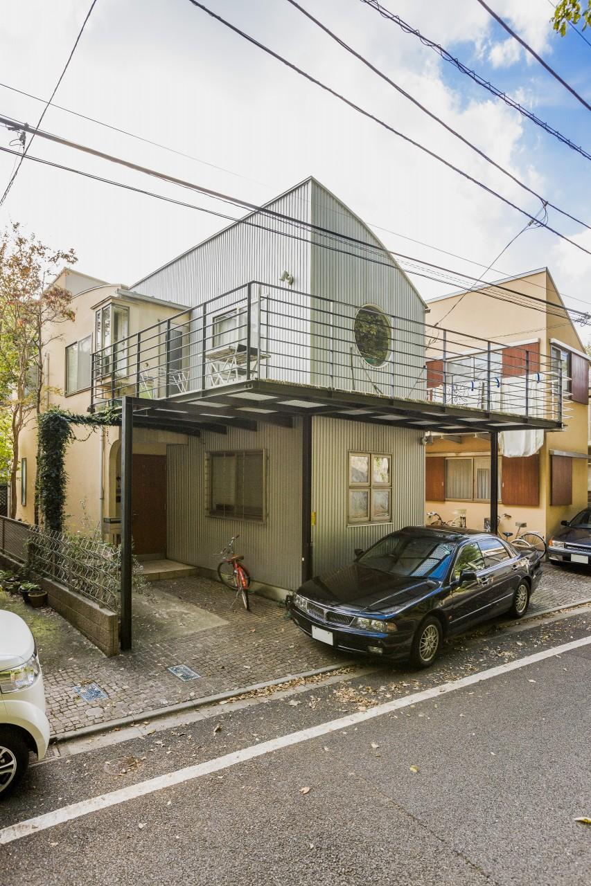 Local appearance photo. Since it is a scenic zone area land house that caught even between neighboring building. Okina balcony and a round window is impressive geek!