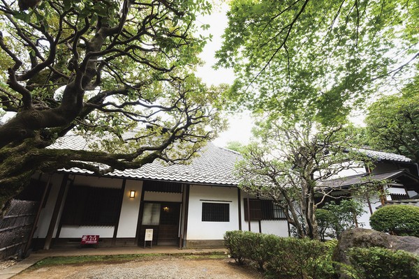 Beautiful green of old private house in (former Kosaka family housing) is standing, "Seta Yonchome Square" (about 680m ・ A 9-minute walk)