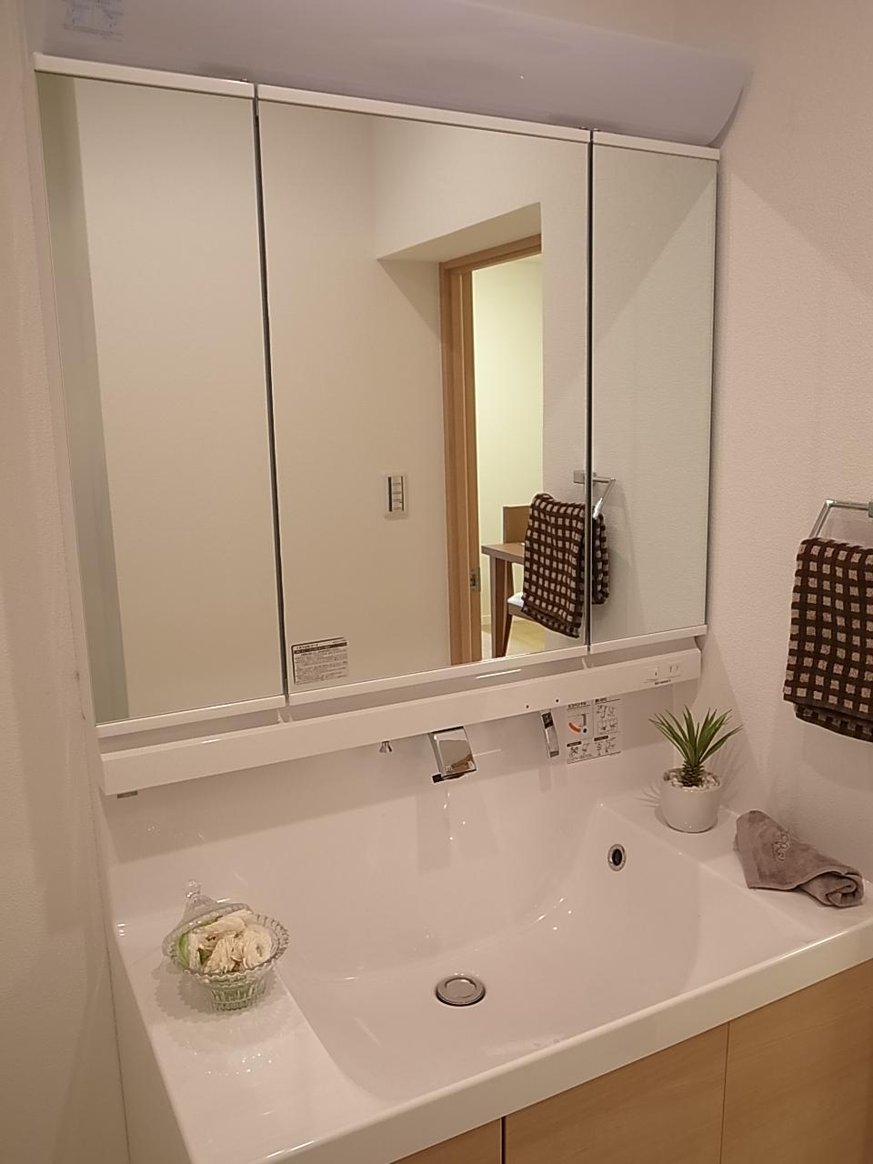 Wash basin, toilet. Wash basin with a cleanliness that also includes storage