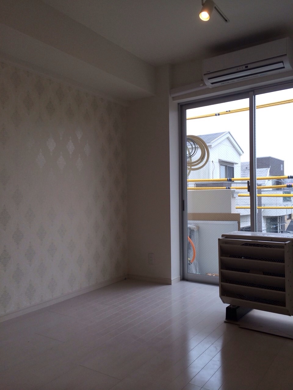 Living and room. Bright rooms !! on the south-facing floor plan