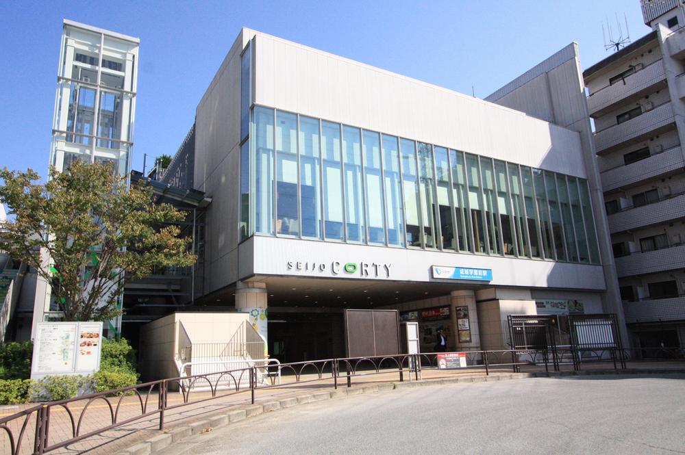 station. Seijo Gakuenmae 580m to the Train Station