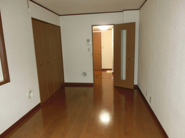 Other room space. 7.2 is a broad Western-style space of quires