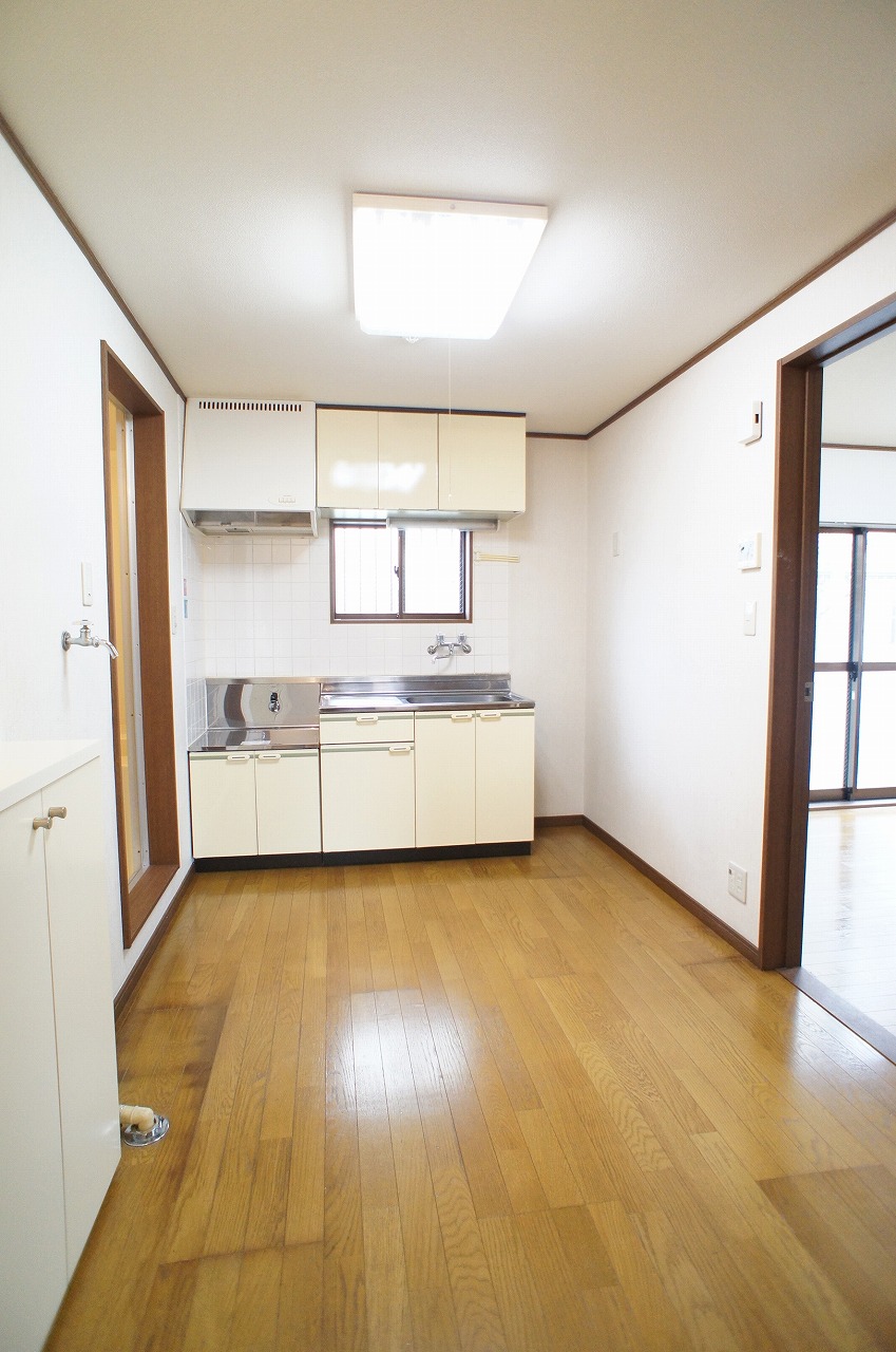 Kitchen. Since the kitchen space spacious dining use possible?!