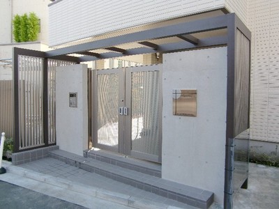 Entrance. ■ Heavy entrance