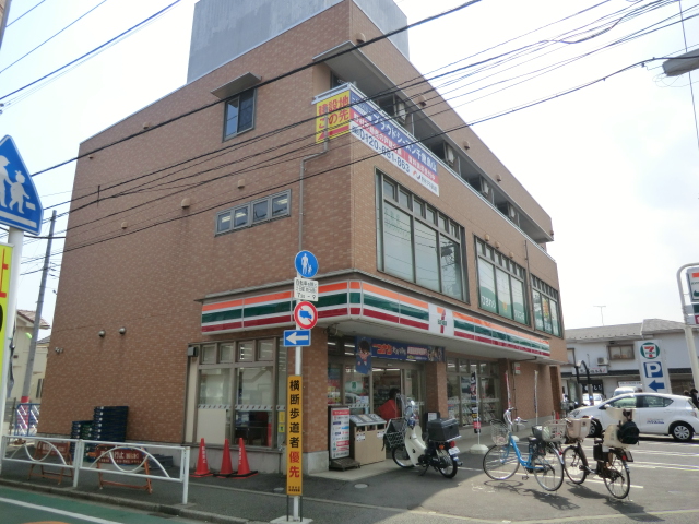 Convenience store. 700m to Seven-Eleven (convenience store)