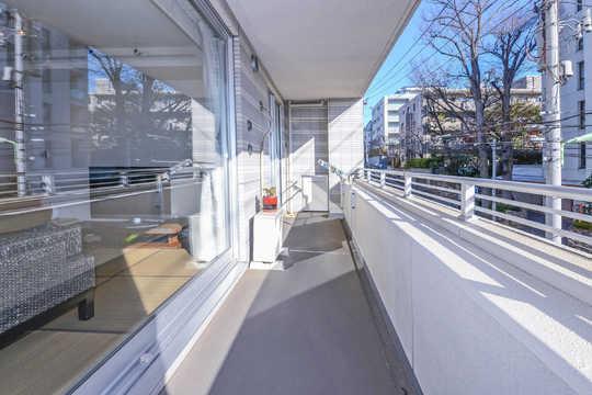 Balcony. Laundry is also dried easy spacious Barukonyi.