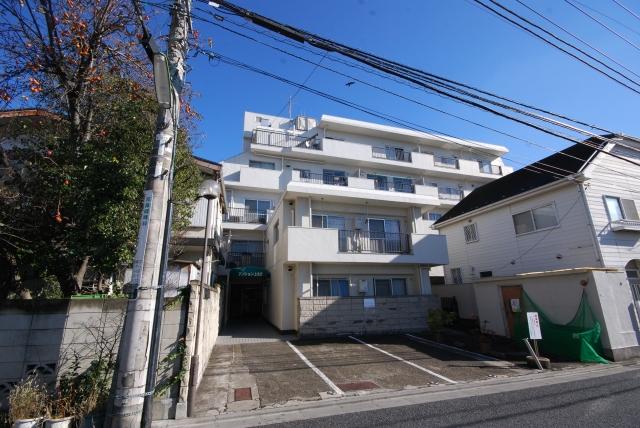 Local appearance photo. It is located in the prime location of the 3-minute walk from the train station