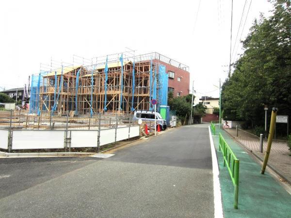 Local photos, including front road. Frontal road