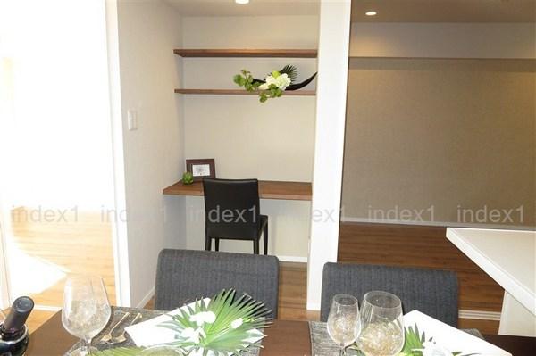 Living. Effectively use desk space depending on the idea