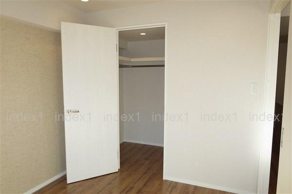 Non-living room. Western-style with a walk-in closet