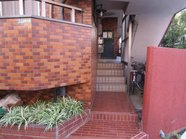 Entrance. Common areas