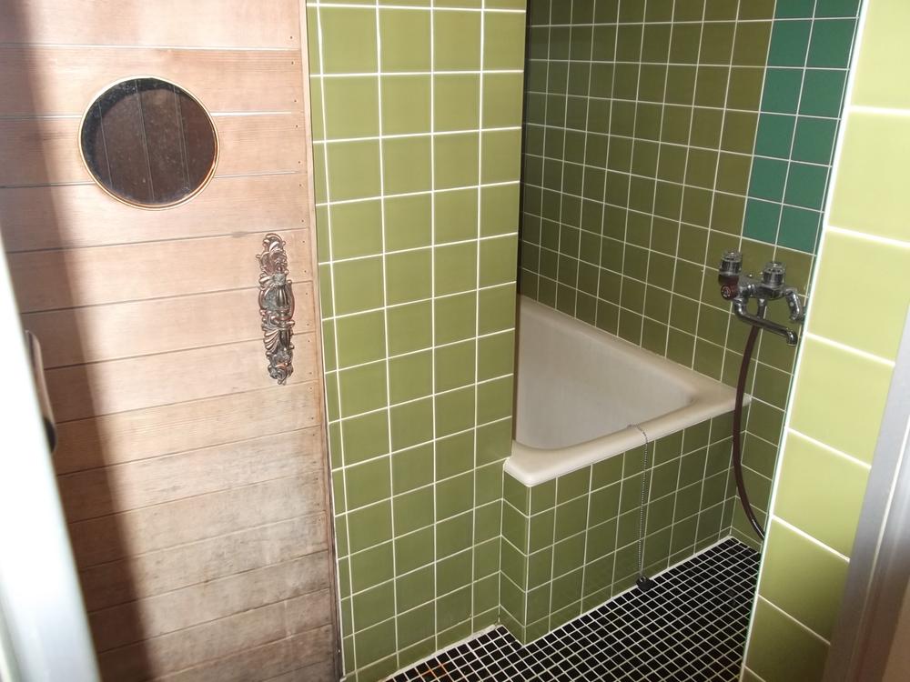 Bathroom. Indoor (10 May 2013) Shooting