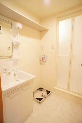 Washroom. Convenient independent wash basin equipped on the morning of the busy time zone!