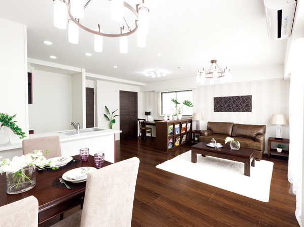 Interior.  [living ・ dining] As suitable as house wrapped in rich moisture, Consideration how dwelling unit can also feel the comfort. Ya sunlight to be plenty of showered without unobstructed, To be taken with a refreshing wind coming past the inside of the green to the full extent, The all houses and southwestward, Adopted Haisasshi to spacious opening.