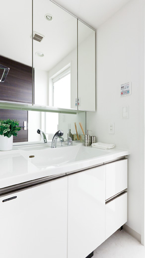 Bathing-wash room.  [Powder Room] It was provided with a storage space in the back of the three-sided mirror. You can organize and clean the basin around, such as toothbrushes and accessories.