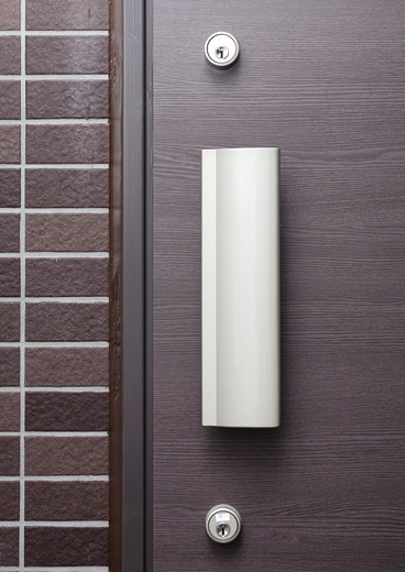 Security.  [Double Rock] Adopt a key lock on the top and bottom two places of the handle of the front door. It guards the entrance in the double peace of mind. (Less than, Posted photos model room B0 type)