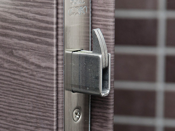 Security.  [Incorrect tablet measures sickle dead bolt] Since the dead bolt has become sickle, Less likely to be out of a lock in an attempt to pry at the bar, etc., It is hard to structure that is the wrong answer tablets.