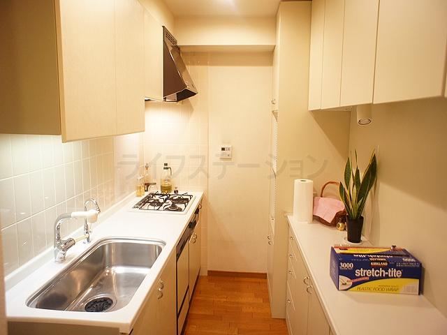 Kitchen. Local (November 25) shooting