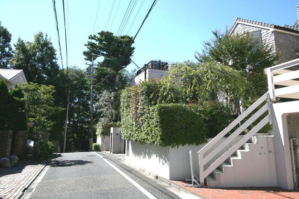 Local photos, including front road. The left side of the screen is the local