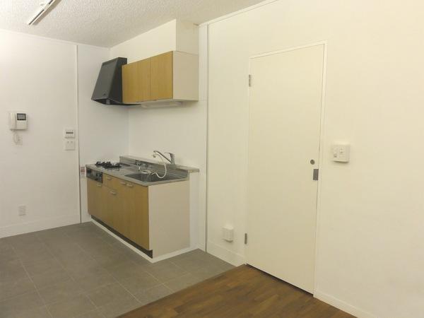 Kitchen. Floor leading from the front door is tiled