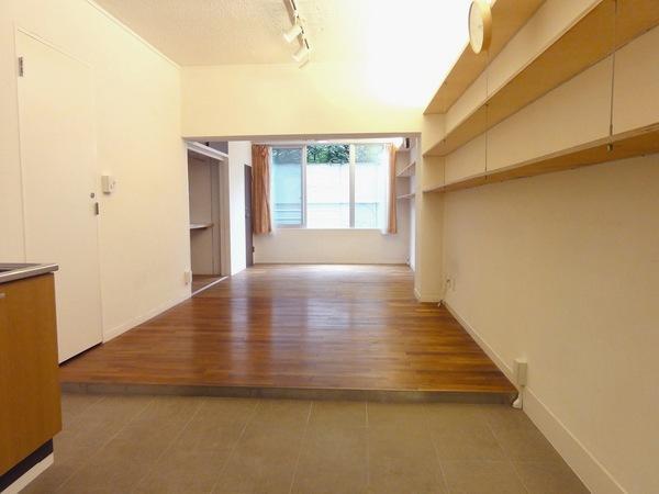 Living. Has been installed desk is on the left side