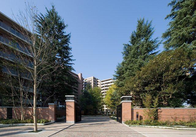 Local appearance photo. There is the main gate was taking advantage of the existing trees such as ginkgo and cedar [forest of memory], I feel the transitory seasons.