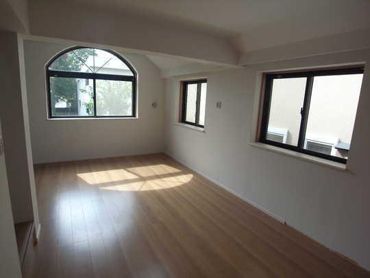 Living. Brightness has been secured from the opening of the three-sided.