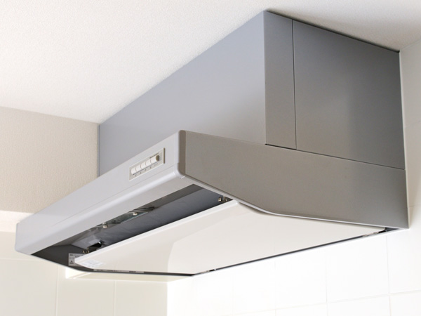 Kitchen.  [Current plate with a range hood] It has adopted the current plate to up the suction efficiency of the air to the range hood.