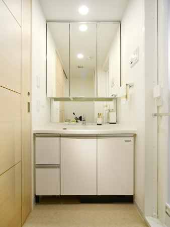 Bathing-wash room.  [Full of clean vanity] Use the luxurious artificial marble on the counter. Also adopted a functional Kagamiura storage that can be stored and cosmetics.