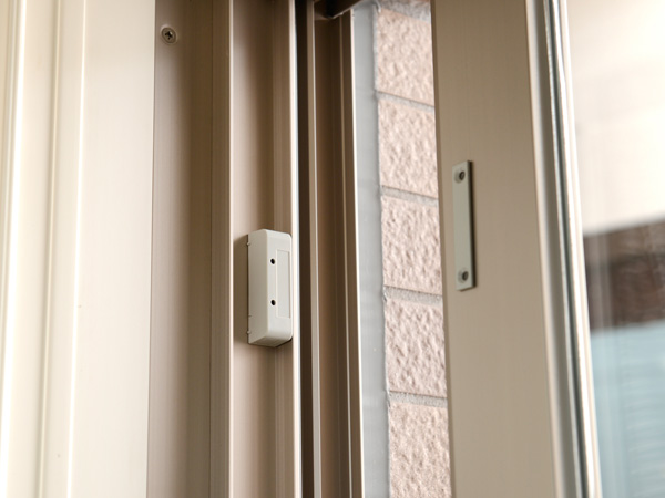 Security.  [Security magnet sensor] Set up a crime prevention magnet sensor. It was also consideration to the security of the proprietary part.  ※ Except FIX window and surface lattice window (same specifications)
