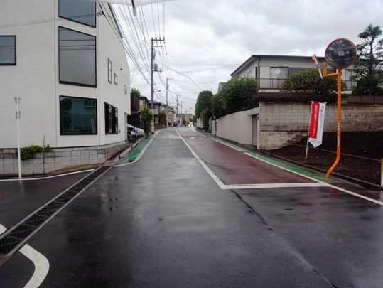 Local photos, including front road. West front road (8.20m)