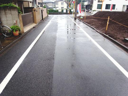 Local photos, including front road. South front road (5.25m)