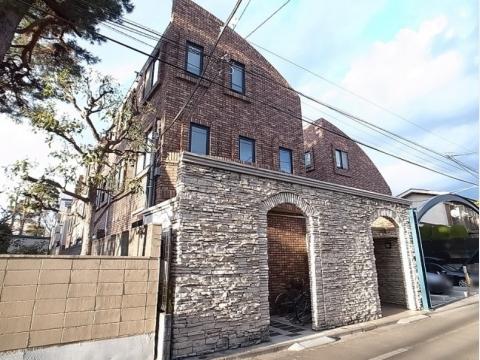 Local appearance photo. Walking distance to the horse events public garden