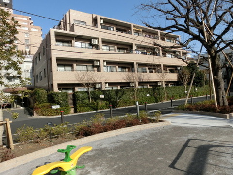 Building appearance. Yang per well in the garden before the park