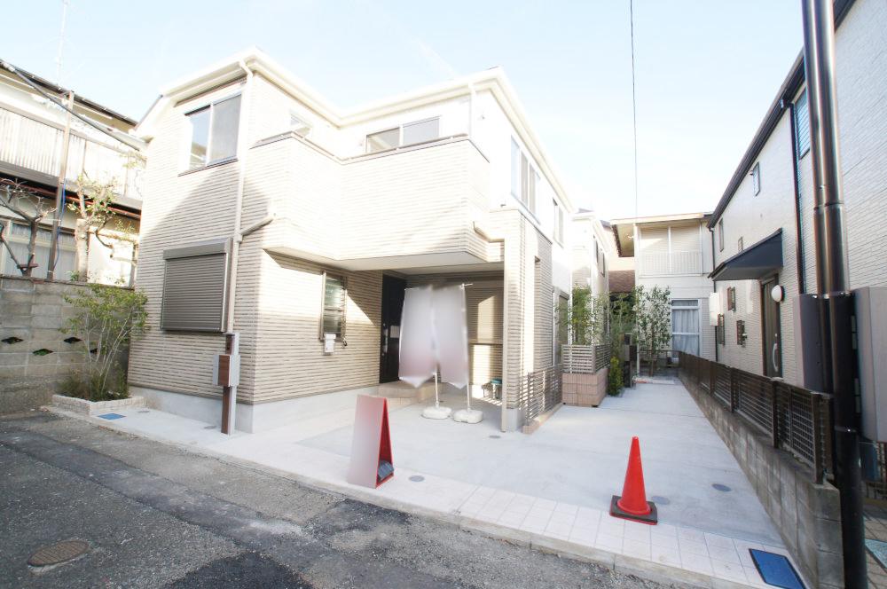 Local appearance photo. Newly built single-family Setagaya Matsubara 4-chome. That it has completed building, You can preview any time. "Matsubara" station "Shimotakaido" station "Meidaimae" station "Gotokuji" station is within walking distance. 4 wayside 4 Station is available. More convenience-oriented is a must see