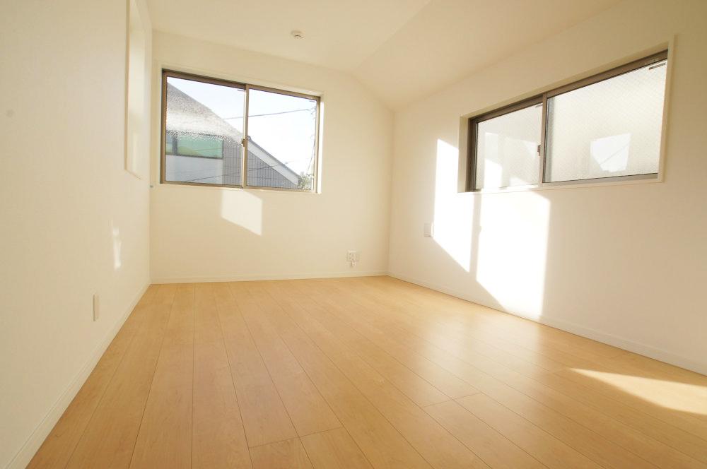 Non-living room. It will be the living room. Plug bright sunshine. 