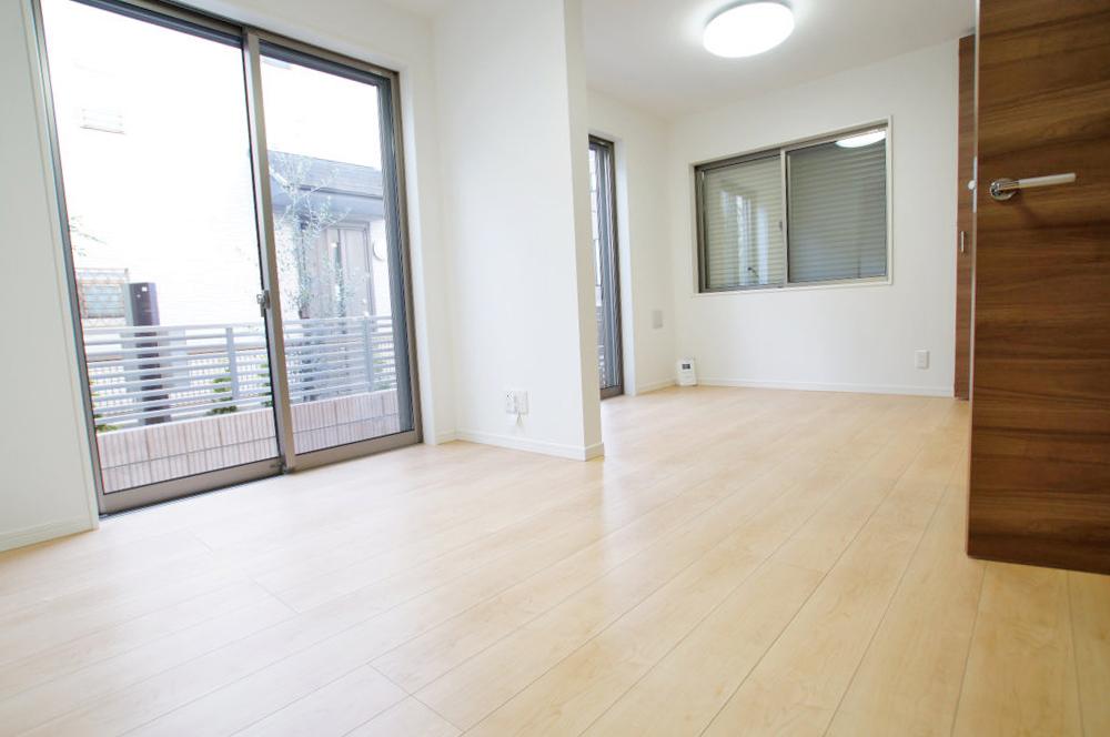 Non-living room. 9 Pledge is of space, but there, It can be divided as two rooms. 