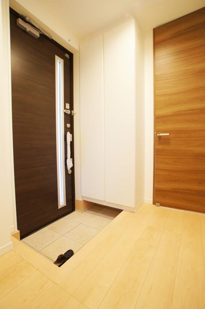 Entrance. It will be at the door space. Storage of shoes Please leave. 