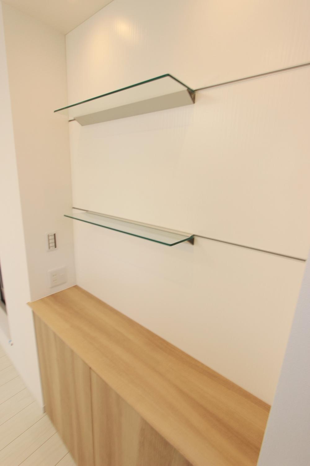 Living. Counter glass shelf is installed. It is fashionable!