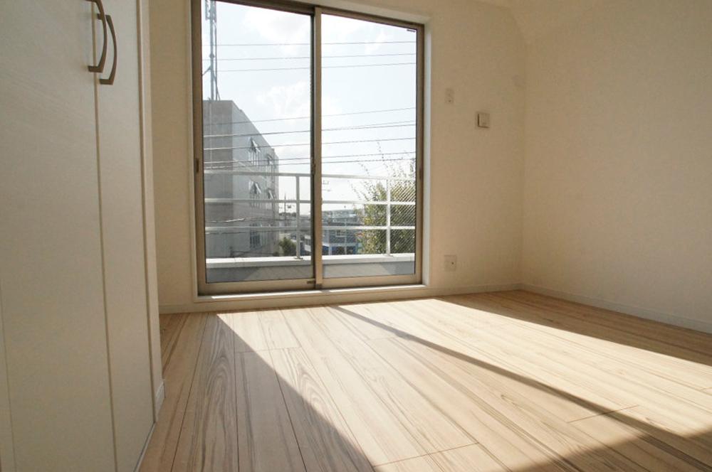 Non-living room. South-facing sunny Western-style.