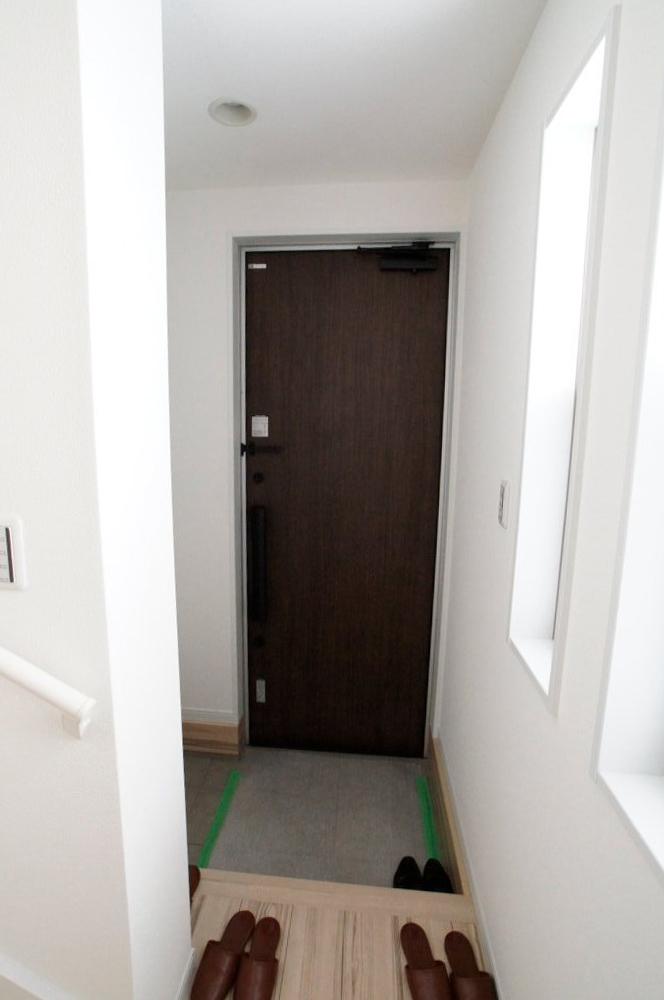 Entrance. It is entrance. Storage of shoes Please leave.