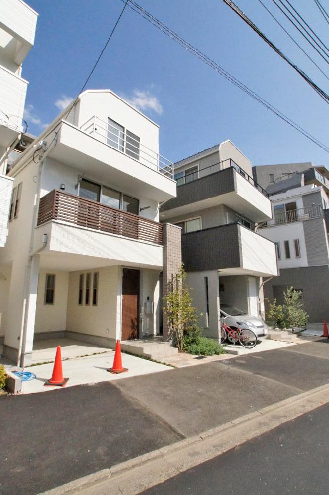 Local appearance photo. Newly built single-family Setagaya Funabashi 5-chome. All five buildings remaining two buildings. So we have completed, You can preview any time. Day per south road ・ Sense of openness is good. By all means please see once.
