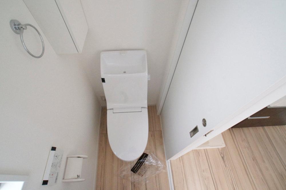 Toilet. It will bidet with toilet.