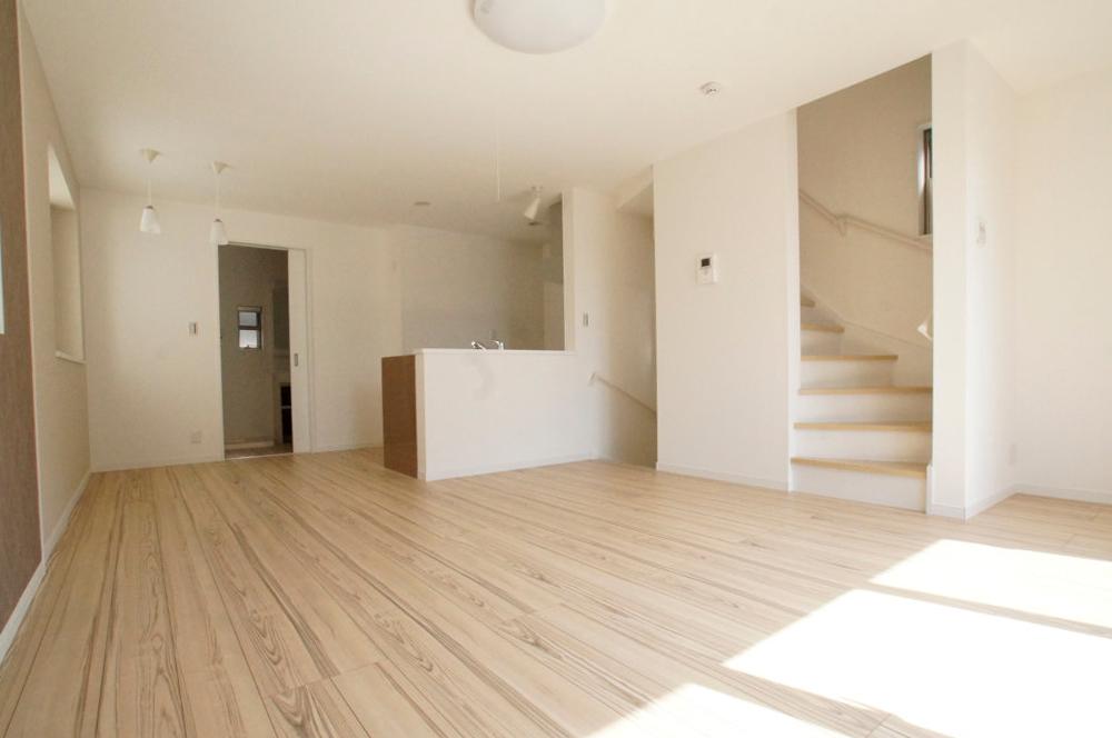 Living. Living is equipped with floor heating to warm the feet.